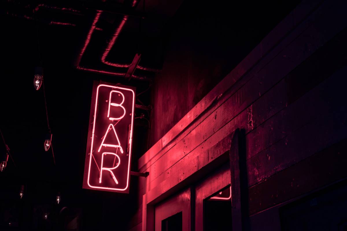 Néon bar : l&rsquo;éclairage qui transforme l&rsquo;ambiance de votre établissement